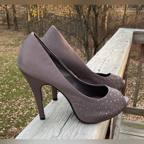 Lulu Townsend Studded Peep-Toe Heels – Taupe/Gray – EUC Size 9 - Picture 5 of 9